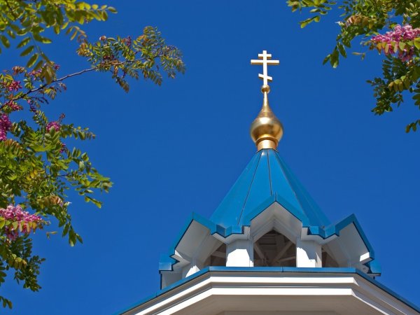 Церковь в голубом небе