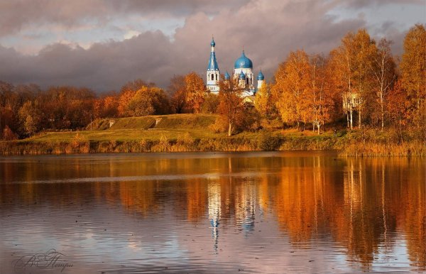 Осенний православный храм в Архангельской области