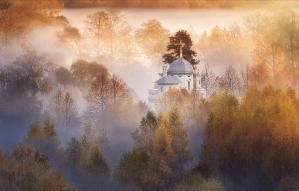 Осенний пейзаж с храмом