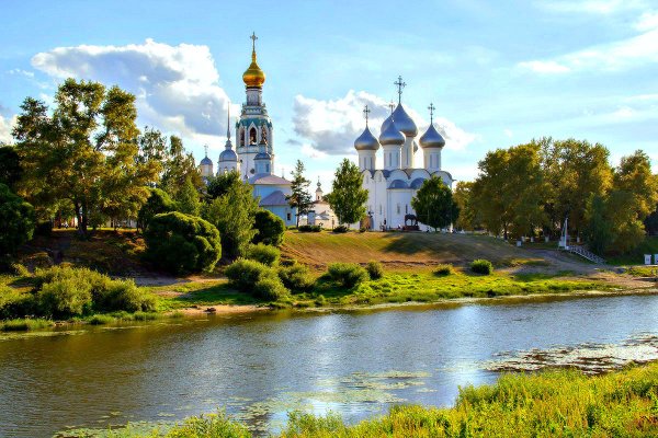 Храм на берегу реки Вологда
