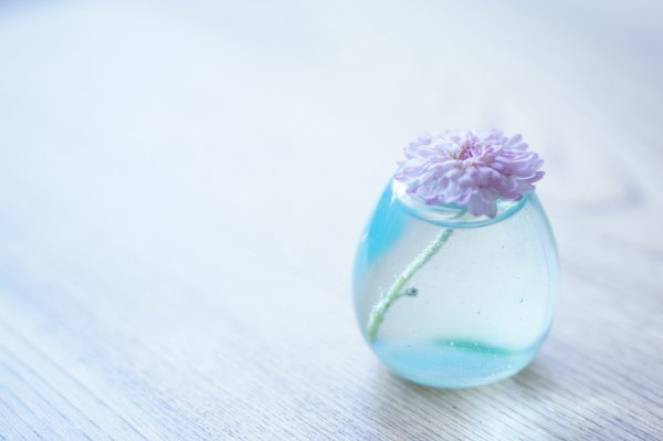 Цветы в голубой вазе прозрачной