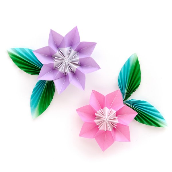 Цветы из оригами на белом фоне