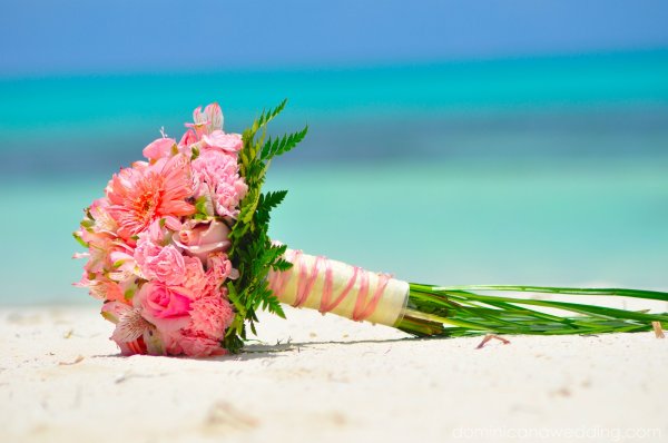 Букет цветов на фоне моря