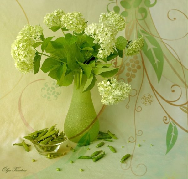 Цветы в зеленой вазе