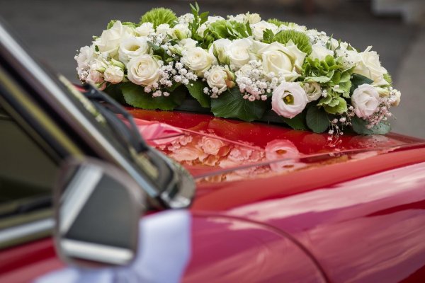 Букет цветов в автомобиле