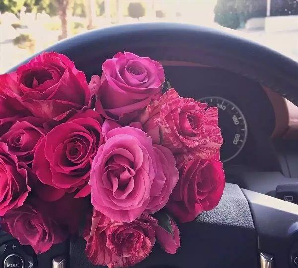 Букет роз в машине