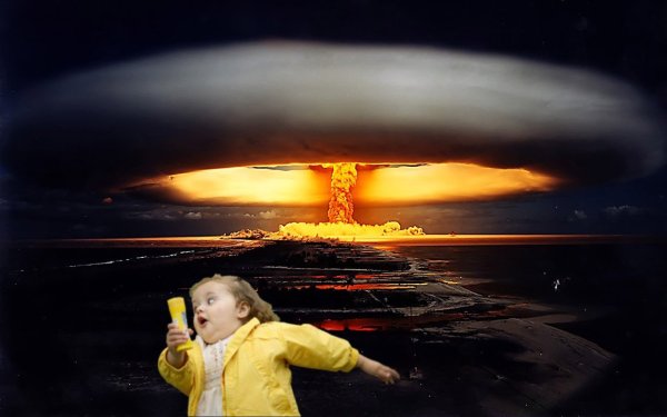 Девушка на фоне ядерного взрыва