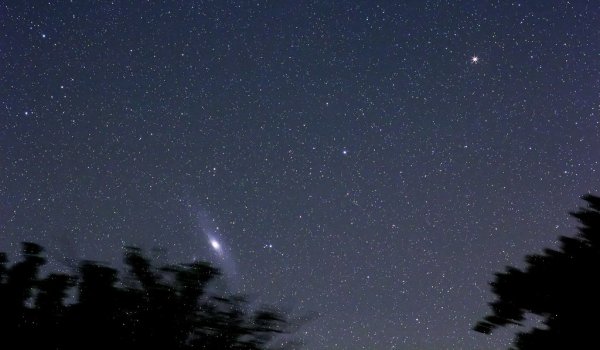 Галактика Андромеда на ночном небе с земли