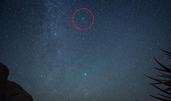 Галактика Андромеда на ночном небе невооруженным глазом
