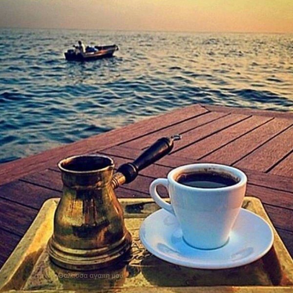 Чашка чая на берегу моря