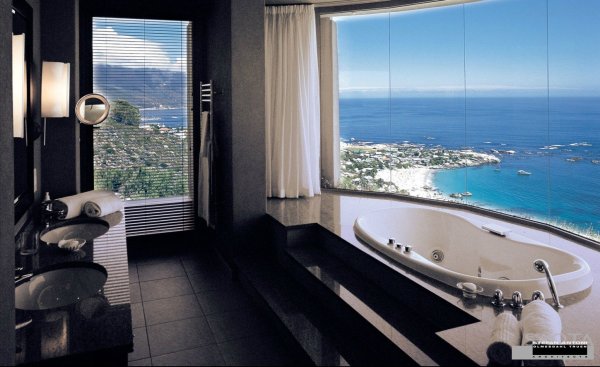 Ванная комната с видом на океан