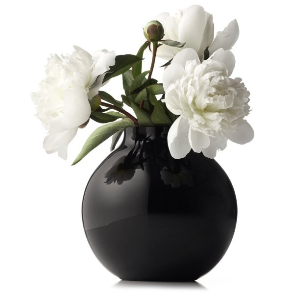 Белая ваза с цветами