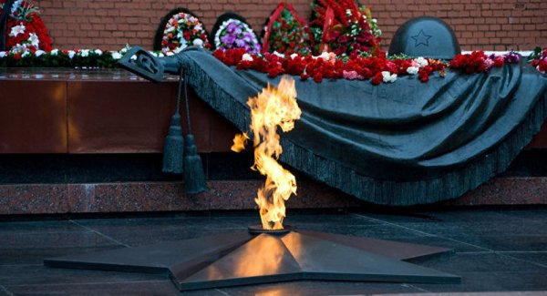 Памятник вечный огонь в Москве на красной площади
