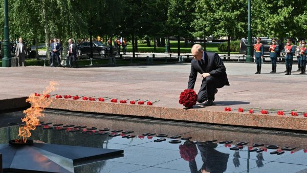 Возложение цветов к могиле неизвестного солдата в Москве