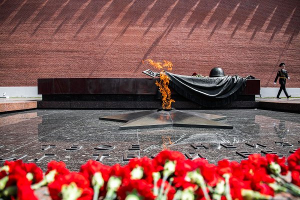 Вечный огонь на красной площади в Москве