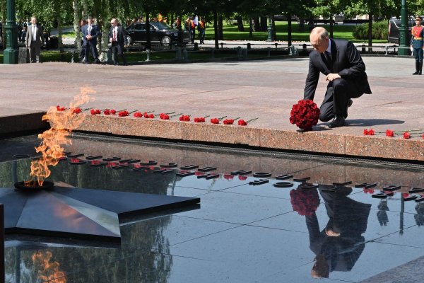 Возложение цветов к могиле неизвестного солдата в Москве