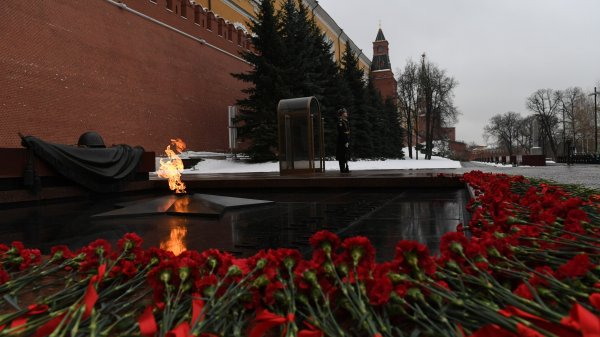 Могила неизвестного солдата у кремлевской стены в Москве