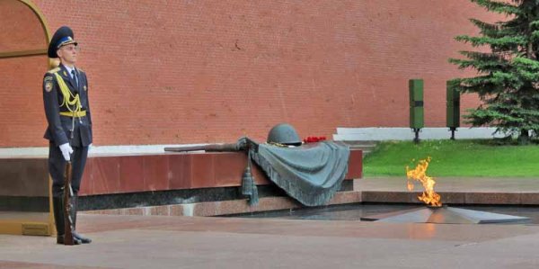 Памятник могила неизвестного солдата караул