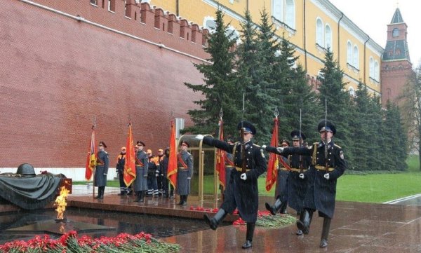 Могила неизвестного солдата в Александровском саду в Москве