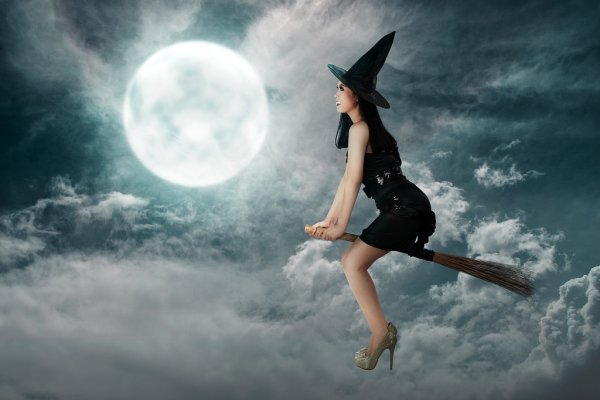 Ведьма на метле над луной