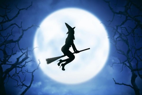 Ведьма летящая на фоне луны