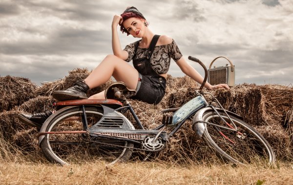 Девушка на велосипеде ретро
