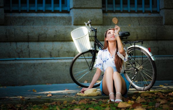 Фотообои девушка с велосипедом