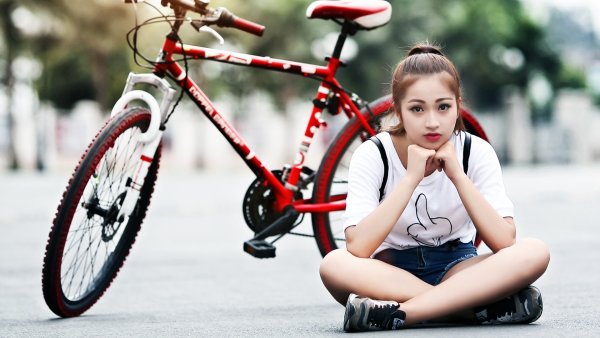 Девушка на велосипеде