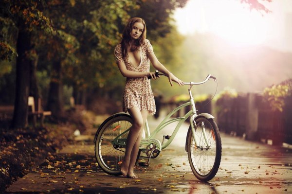 Красивые девушки на велосипеде