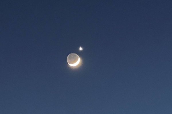 Венера рядом с луной