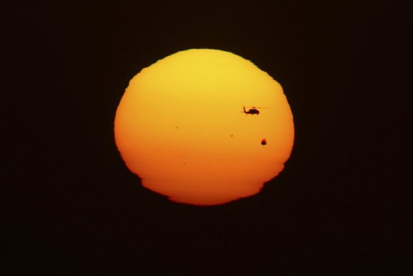 Венера Планета на фоне солн
