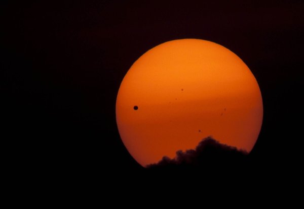 Венера на фоне солнца фотографии