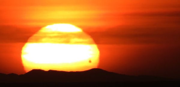 Венера на фоне солнца фото