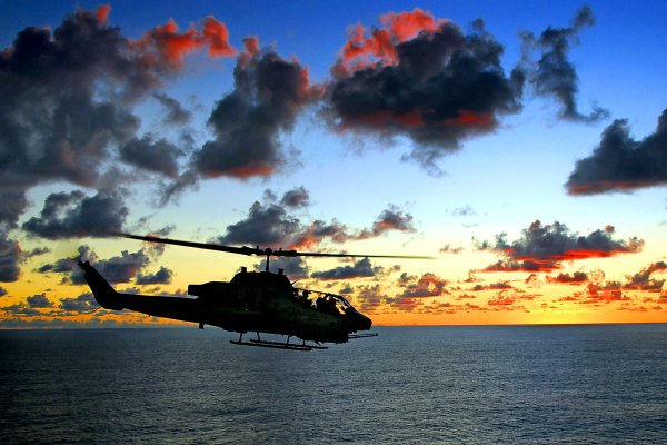 Вертолет на фоне заката