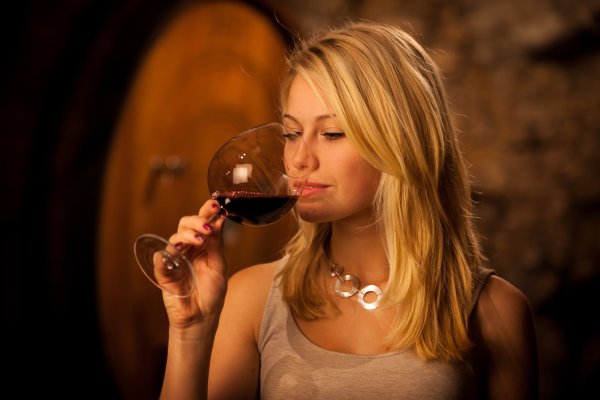 Девушка пьет вино