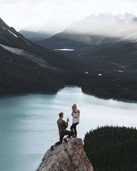 Влюбленная пара в горах