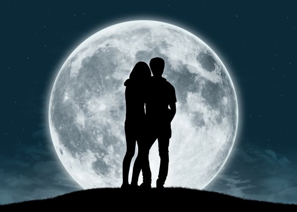 Влюбленная пара на фоне Луны