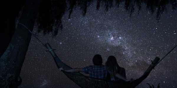 Пара на фоне ночного неба