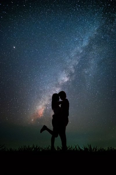 Влюбленные под звездным небом