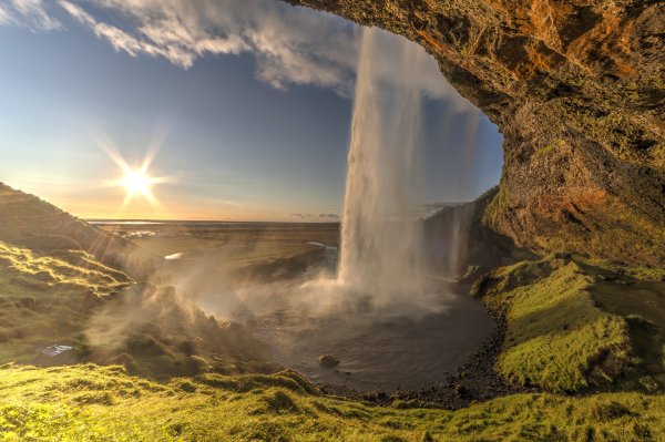Горы в Исландии с водопадом
