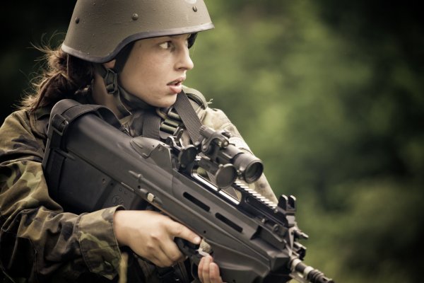 Девушки в военной форме
