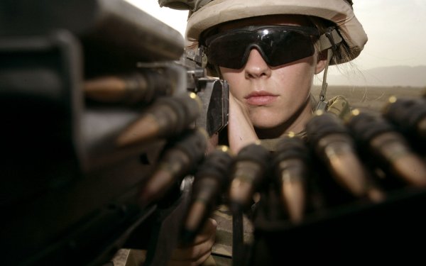 Женщина солдат