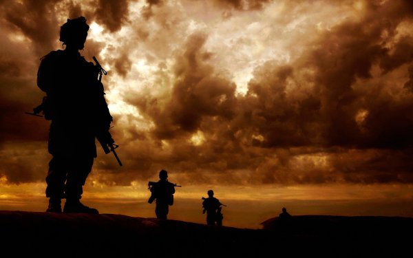 Военные на фоне заката