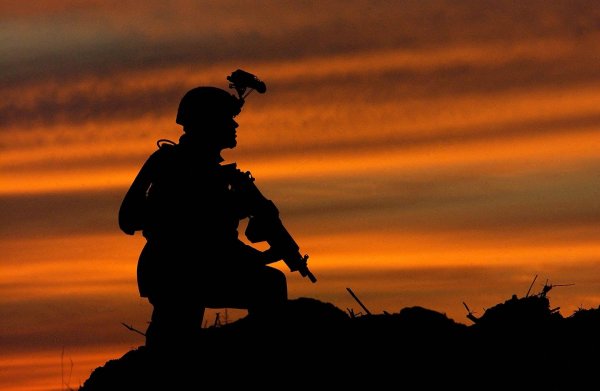 Солдат на фоне солнца