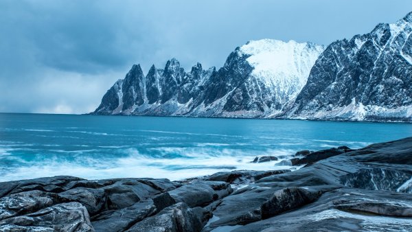 Заснеженные скалистые горы Норвегии