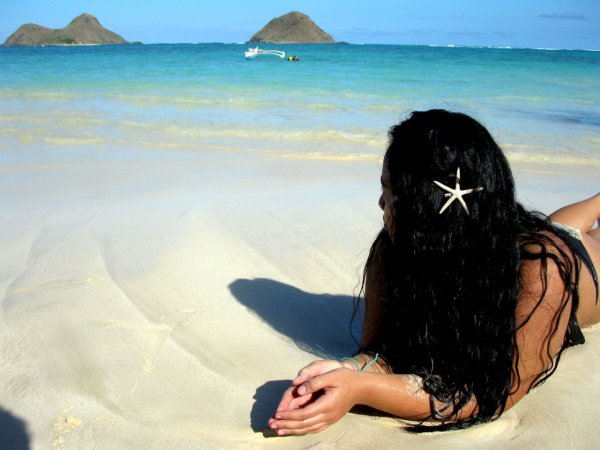 Девушка с черными волосами на море