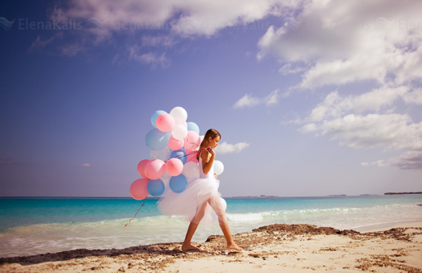 Девушка с шарами на пляже