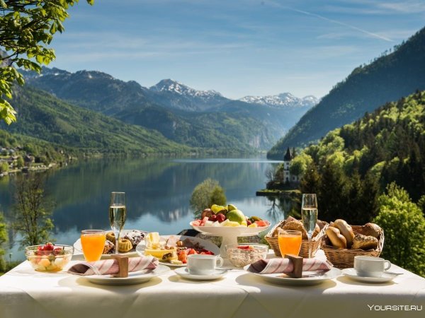 Завтрак с красивым видом на горы