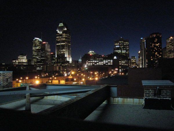 Ночной город с крыши здания