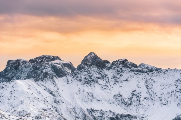 Горы со снегом на вершине
